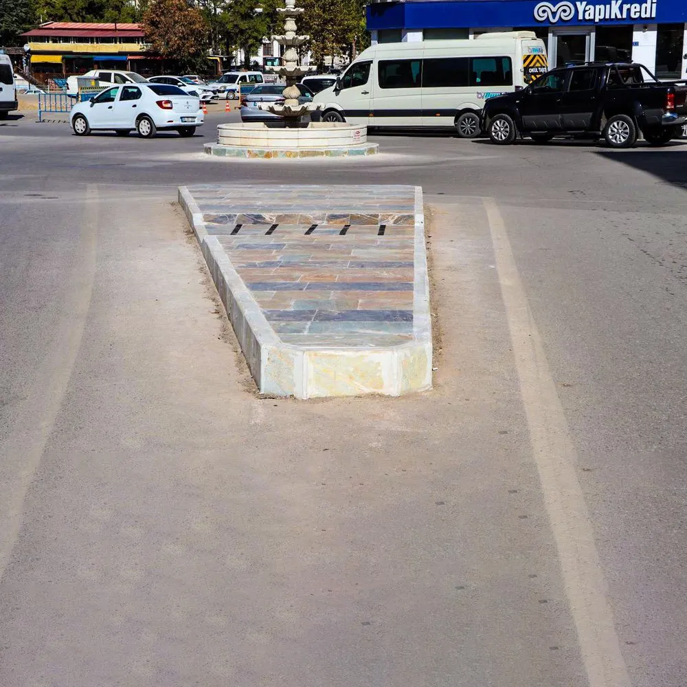 Beyşehir Belediyesi’ne Ait Mermer Ocağından Çıkarılan Taşlar, İlçedeki Orta Refüjlerde Süsleme Amaçlı Kullanılmaya Başlandı